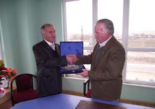 45 yıl sonra görevini devretti