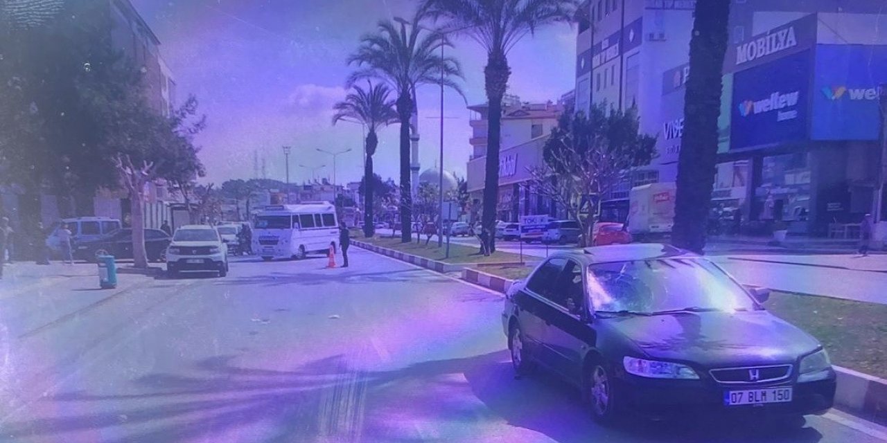 Yaya geçidindeki feci kaza anı kameraya yansıdı