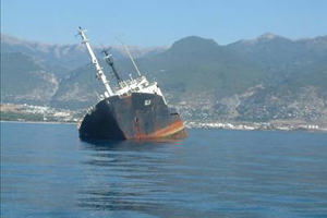 Gemi sulara gömüldü: 12 ölü