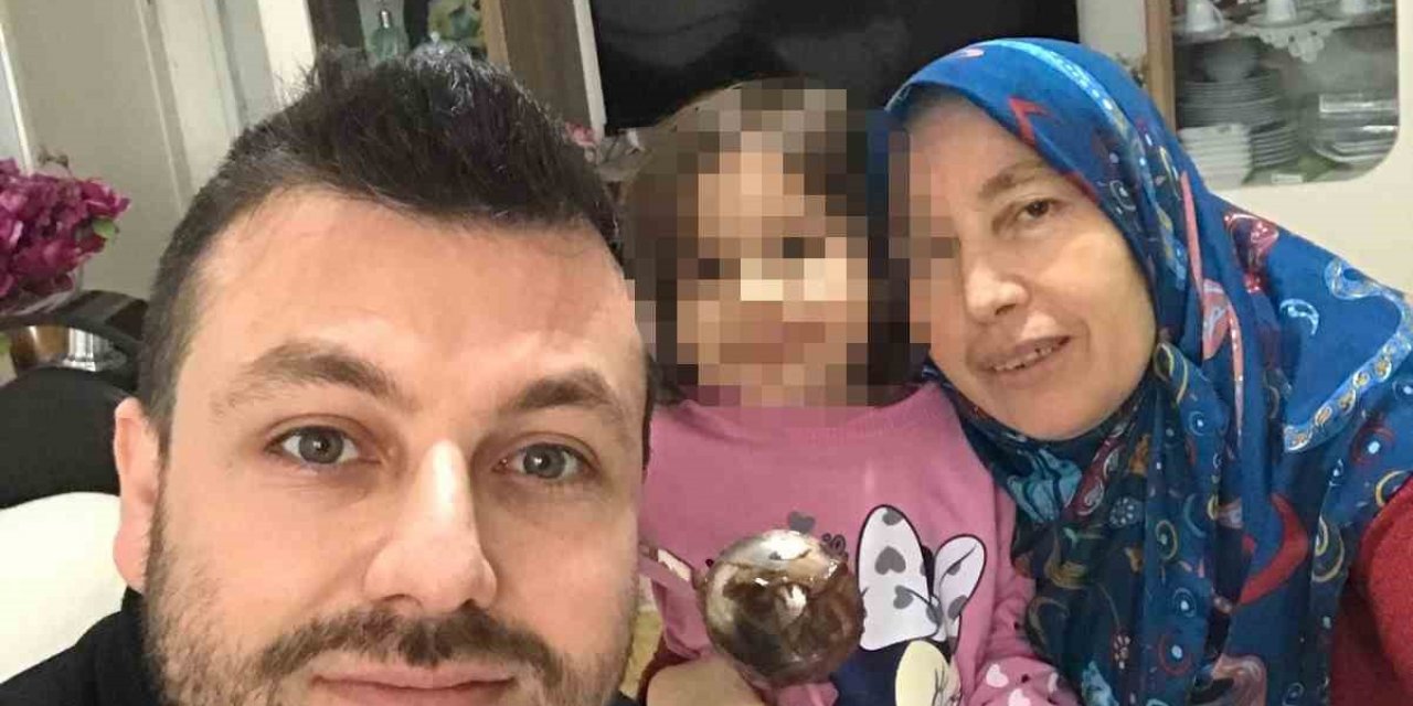 Kucağında kızıyla darp edildi