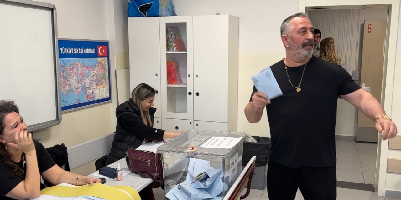 Cem Yılmaz oy kullandığı sınıfı kahkahaya boğdu