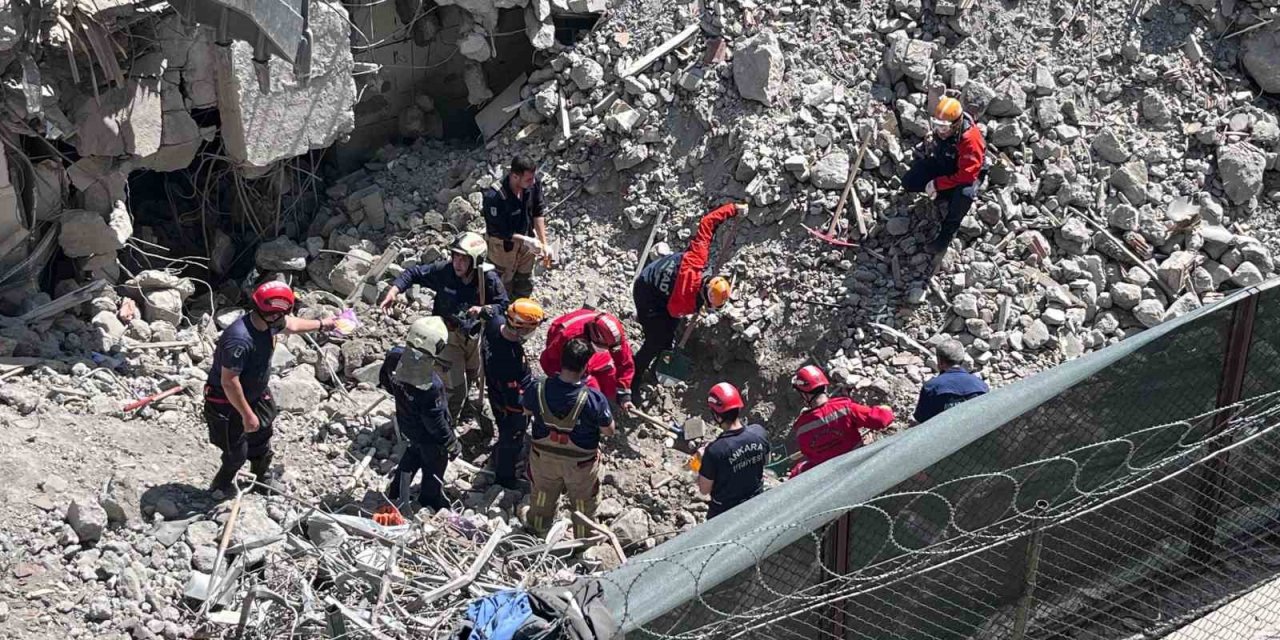 Ankara'da göçük altında kalan işçi hayatını kaybetti
