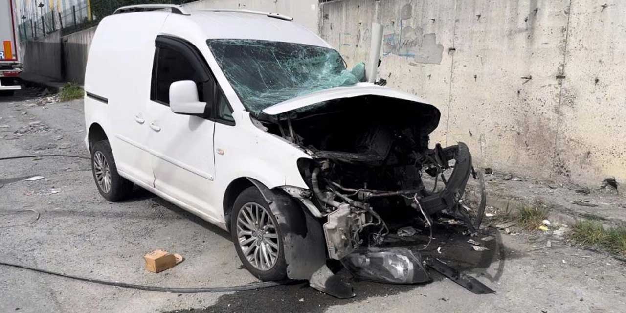 Kaza yapan aracın motoru yola fırladı