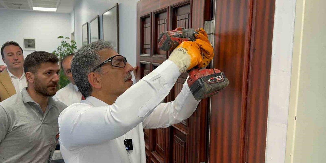 Belediye başkanı makam kapısını söktü
