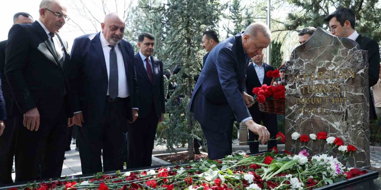 Erdoğan'dan Alparslan Türkeş’in kabrine ziyaret