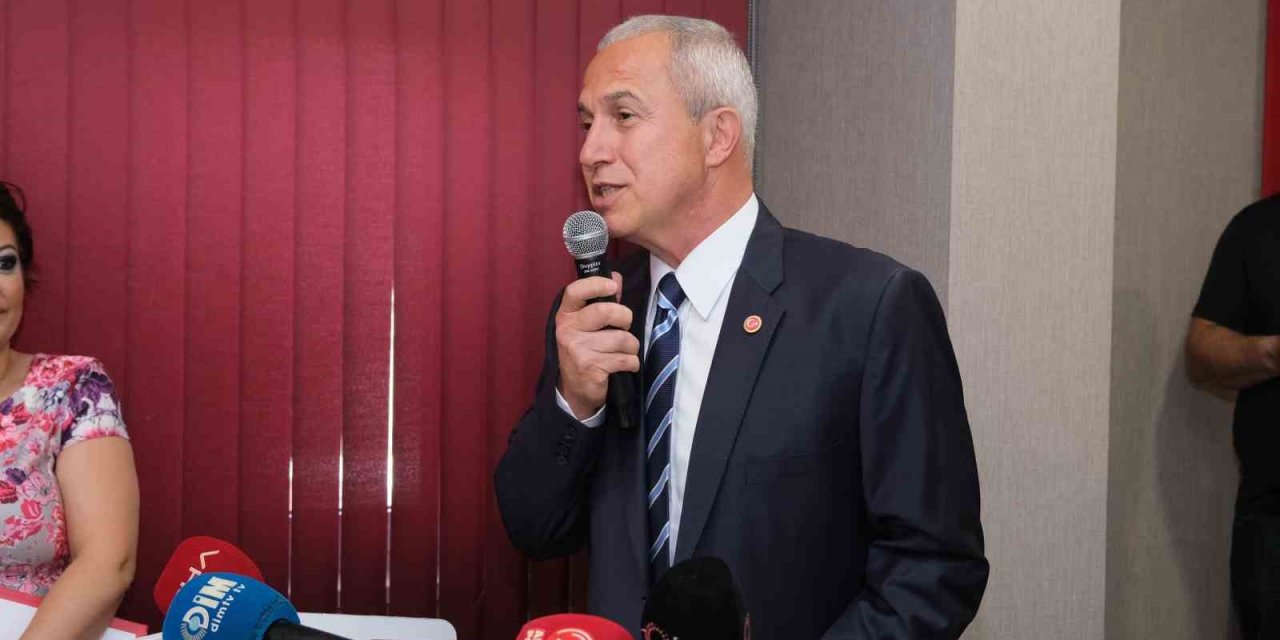 Alanya Belediye Başkanı Osman Tarık Özçelik, mazbatasını aldı