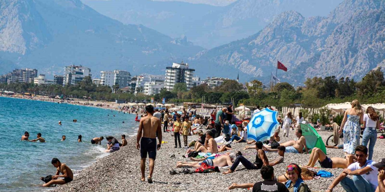Konyaaltı Sahili yaz aylarını aratmıyor