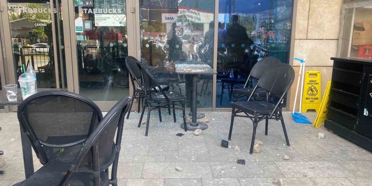 Starbucks’a taşlı silahlı saldırı: 1 yaralı