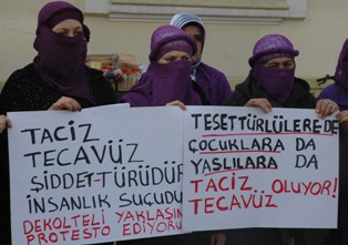 Tecavüze uğrayan kadınlardan protesto!