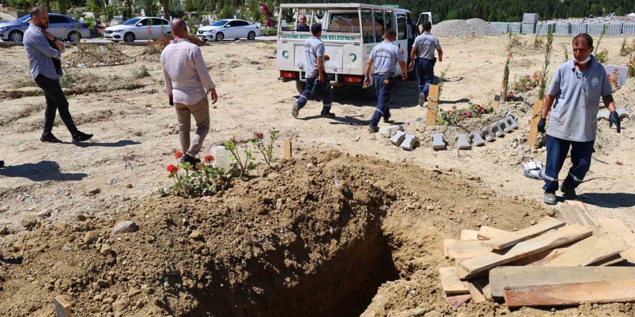 Adanalı fenomen Yağmur Taktaş'ın mezarı açıldı