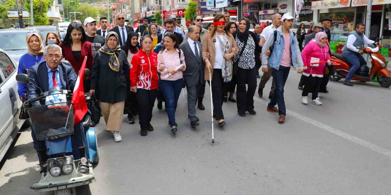 Belediye başkanından anlamlı yürüyüş: Gözlerini bağladı, bastonla yürüdü