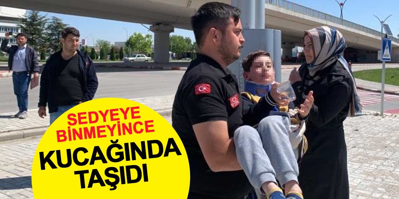 Sağlık Görevlisi, Sedye İstemeyen Çocuğu Kucağında Taşıdı