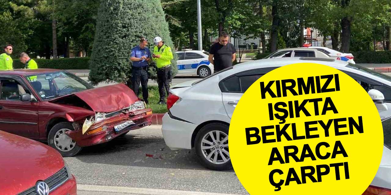 Kırmızı ışıkta bekleyen araca çarptı: 3 yaralı