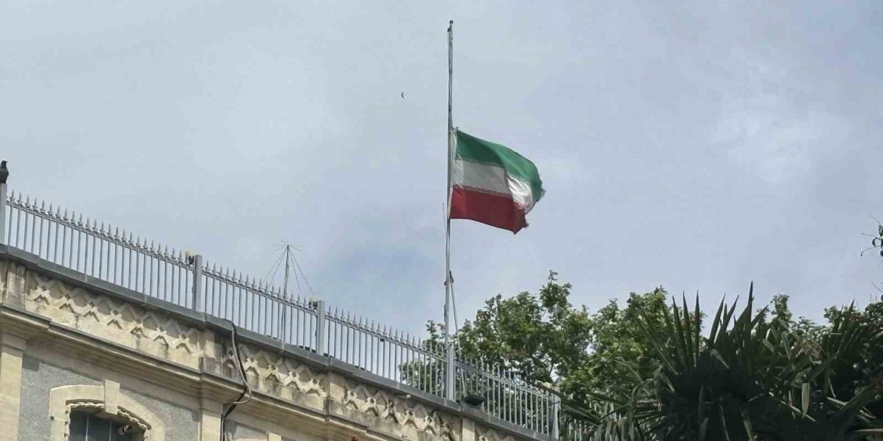 İran İstanbul Başkonsolosluğu’nda bayraklar yarıya indirildi