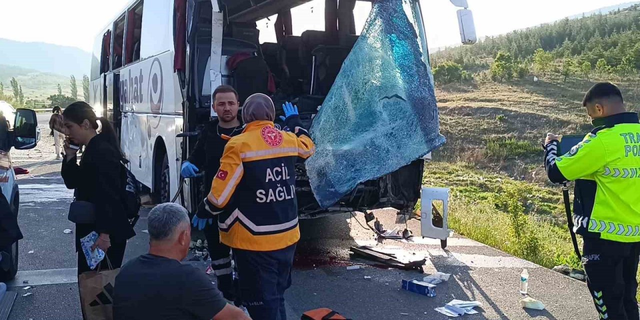 Yolcu otobüsü kamyonetle çarpıştı: 3'ü ağır 17 yaralı