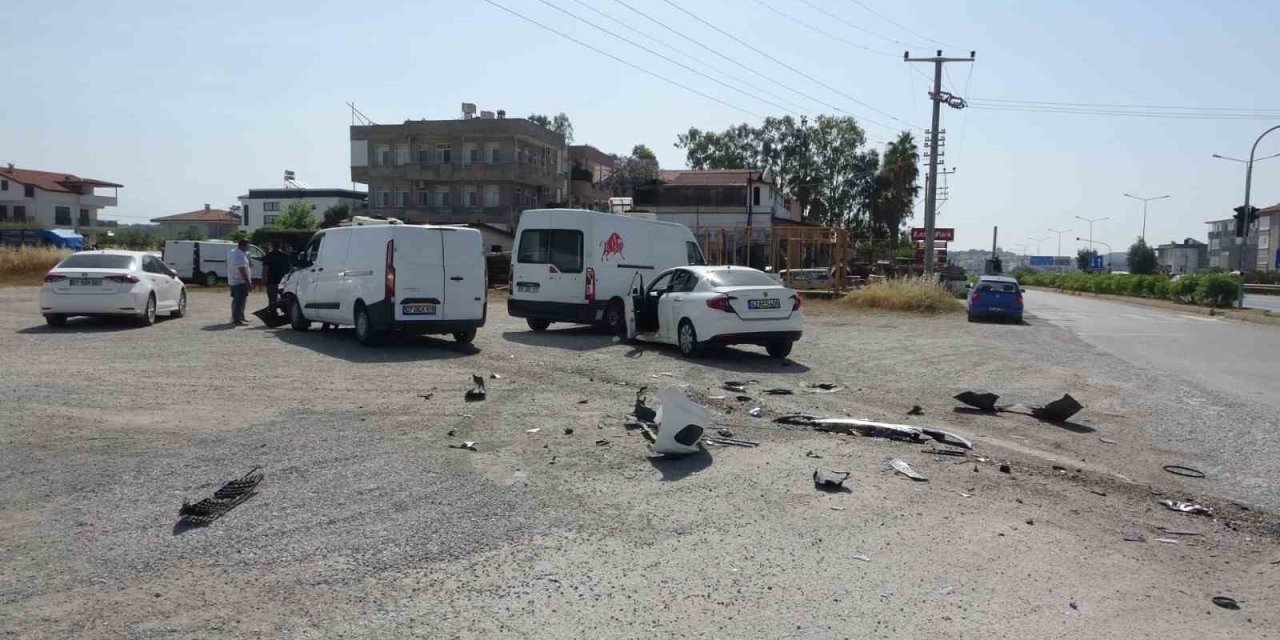 Çarpışmanın şiddetiyle araçların parçalarının dağıldığı anlar kamerada