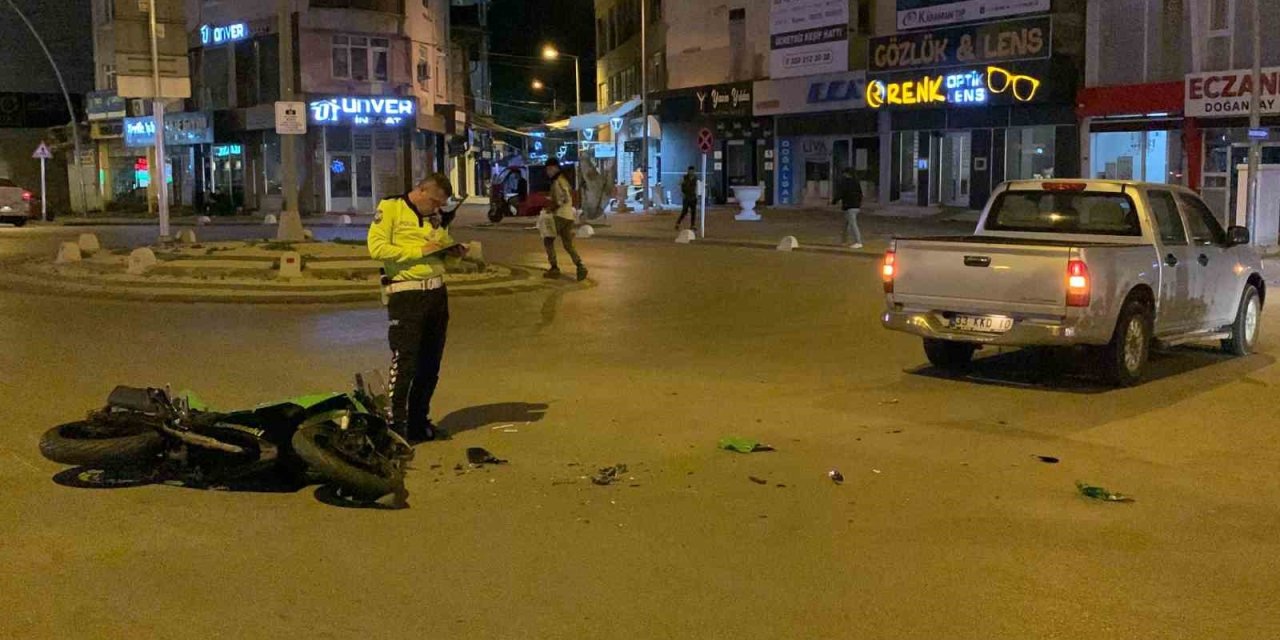 Sürat motoru ile kamyonet çarpıştı:  Sürücü yola savruldu