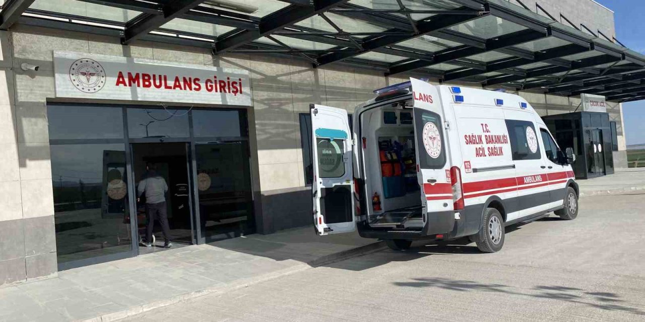 Kulu'da kontrolden çıkan otomobil bariyerlere çarparak devrildi: 4 yaralı