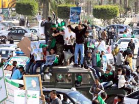 Libya'da göstericiler 2 polis astı