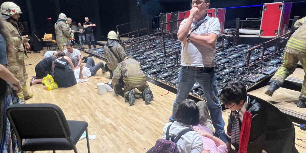 Konsere geldiler, devrilen dev ekranın altında kaldılar