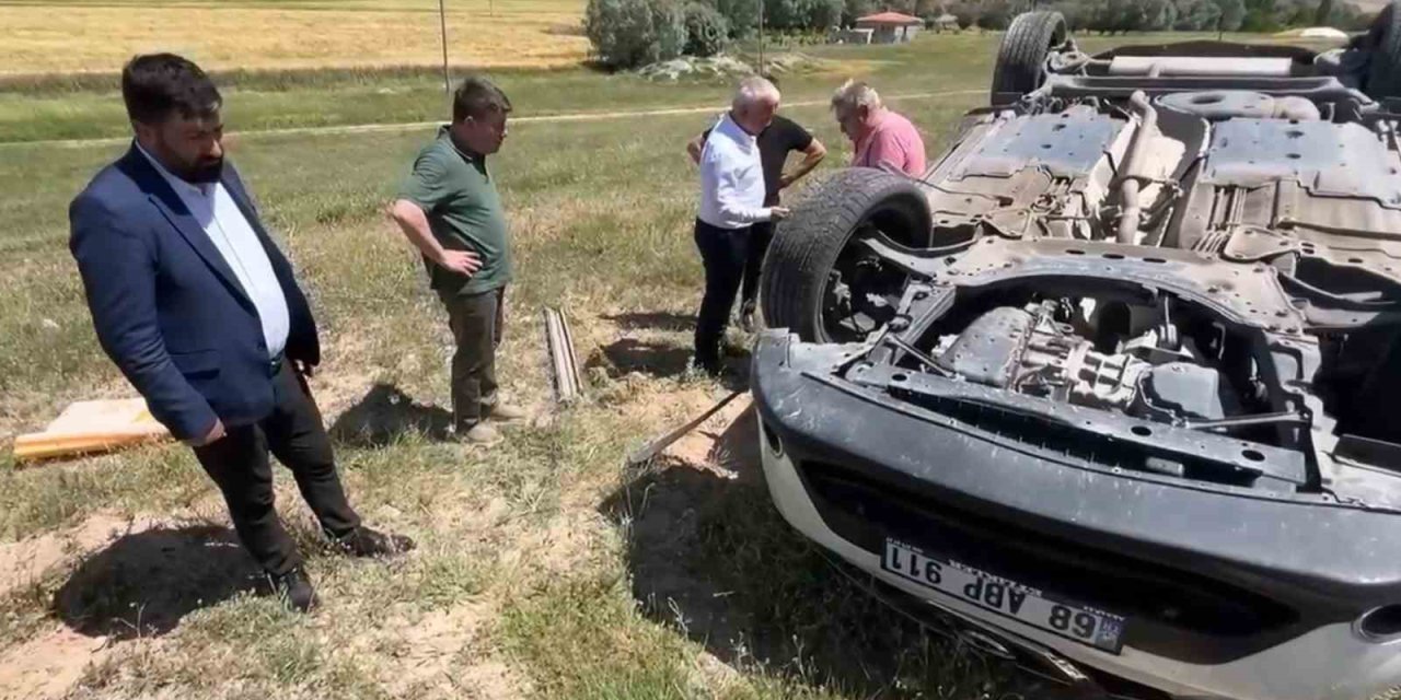 Kaza Yapan Sürücünün Yardımına Vali ve Başkan Koştu