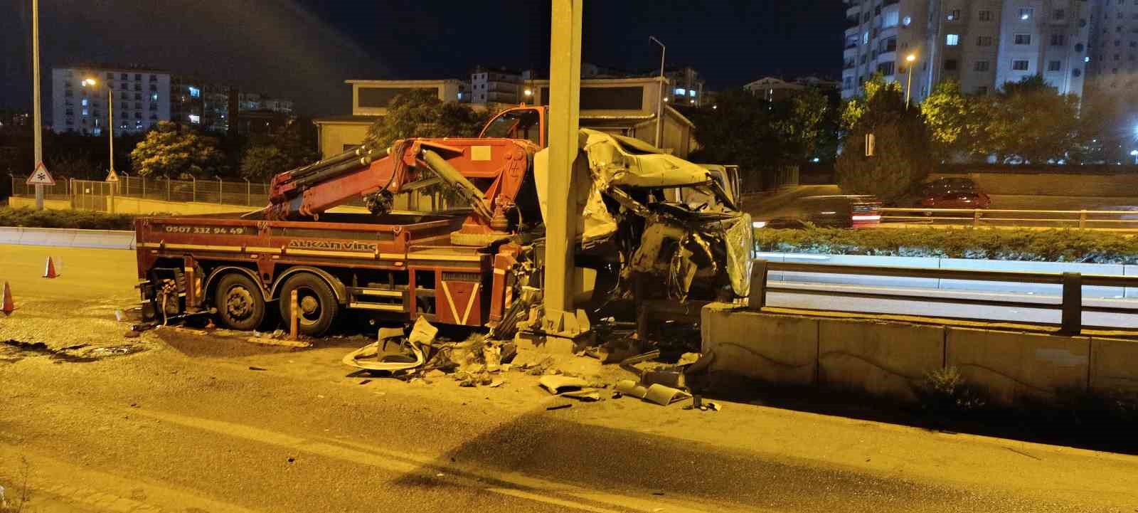 Ankara'da Herkesin Yardımına Koşan Araç Direğe Çarptı