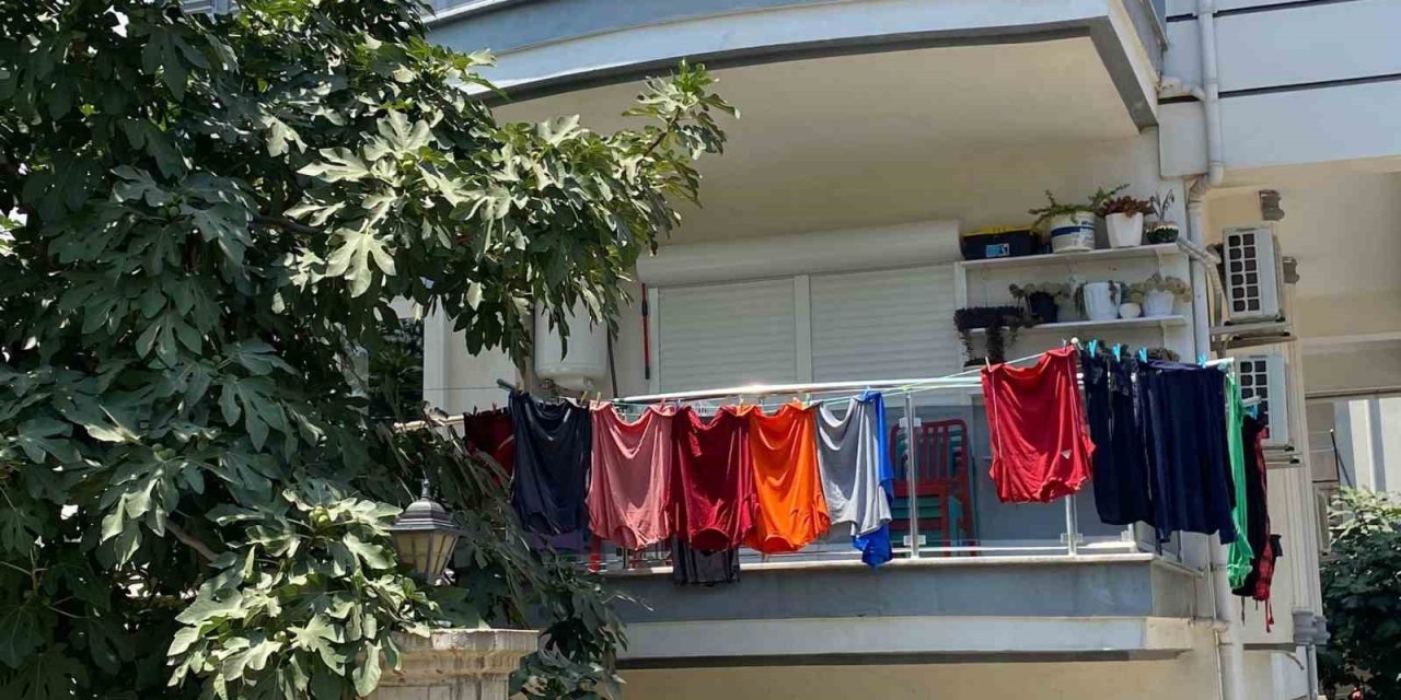 Esrarengiz Hırsız 3 Aydır Balkondaki Çamaşırları Çalıyor