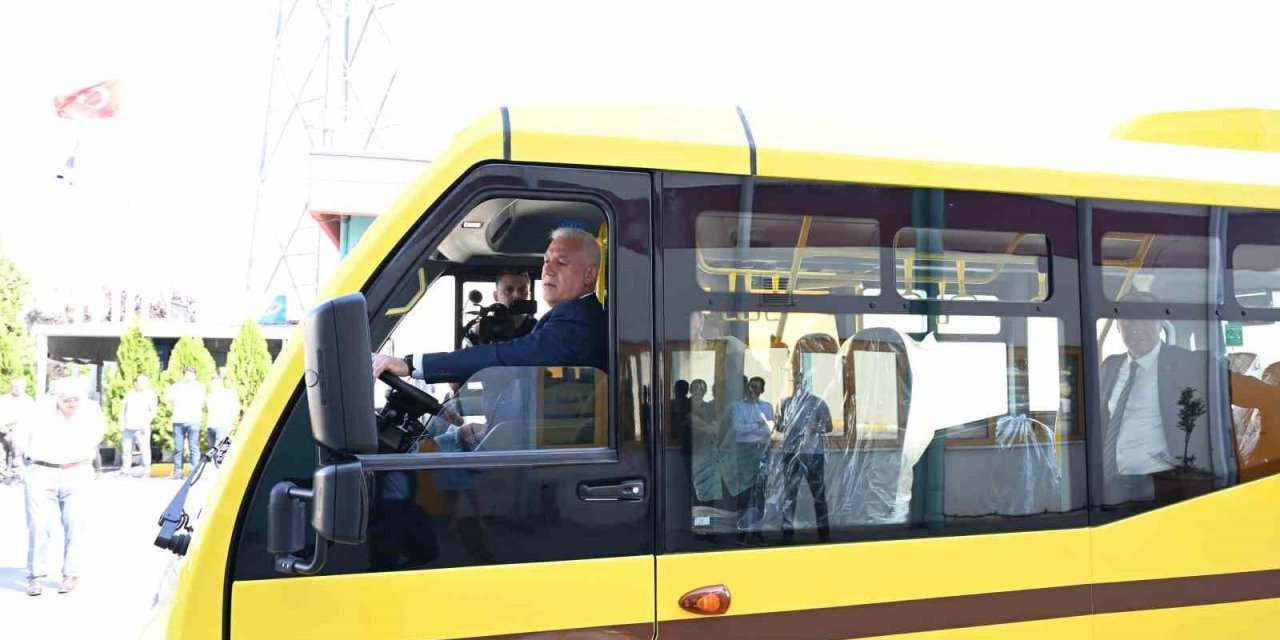 Belediye 2 makam aracını 5 mikrobüsle takas etti