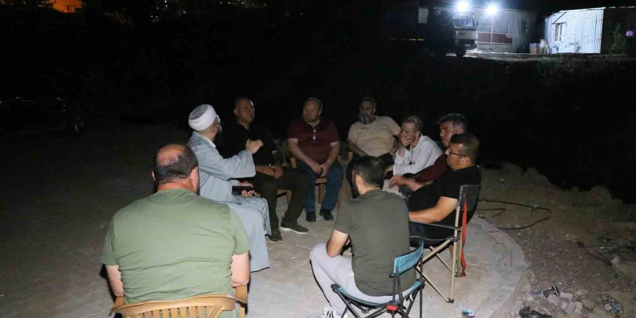 Kur’an kursu inşaatı yıkılmasın diye nöbet tutuyorlar