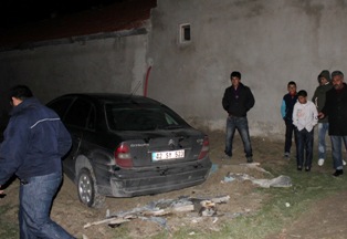 Polisten kaçarken aracıyla çukura düştü