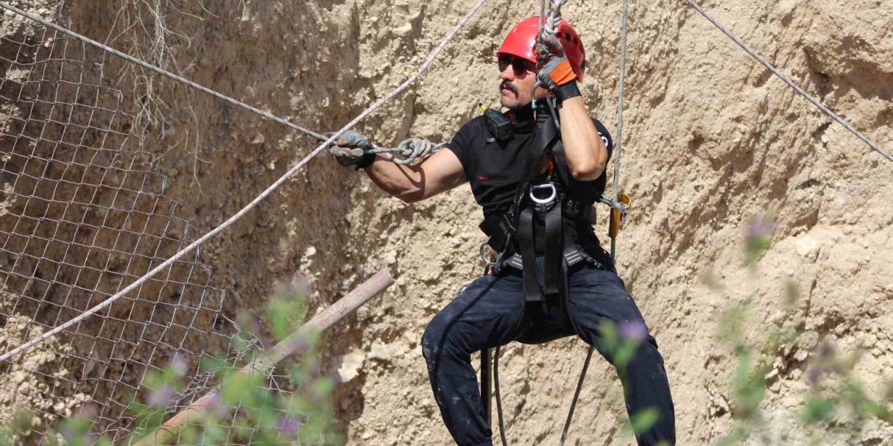 Konya’da obruğa düşen köpek böyle kurtarıldı