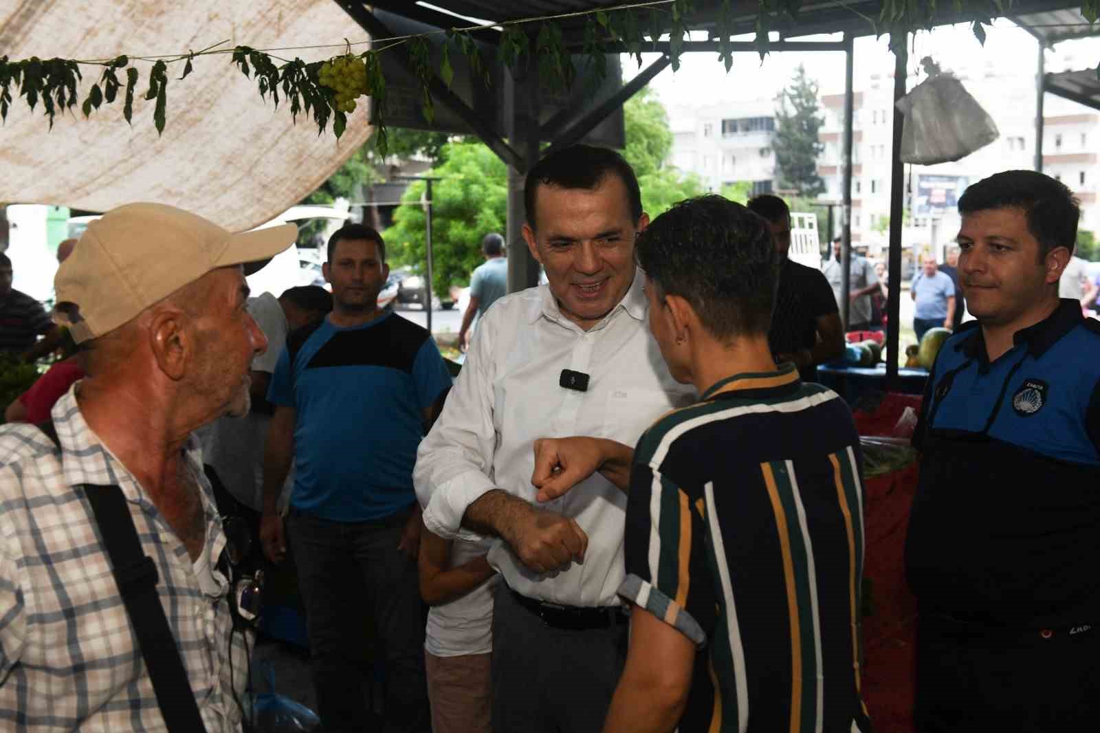 Yaka mikrofonuyla halkı ziyaret edip verdiği mesajla rezil oldu
