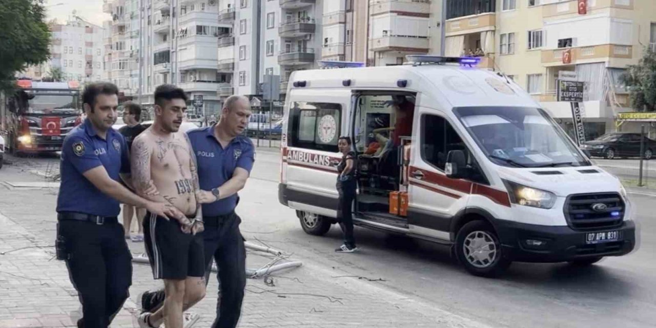 Antalya'da Aşırı Hız ve Alkol Kazası: Ticari Taksiye Çarpıp Aydınlatma Direğini Devirerek Karşı Şeride Savruldu