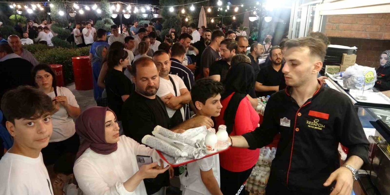 Ucuz eti duyan sıraya girdi, metrelerce kuyruk oluştu