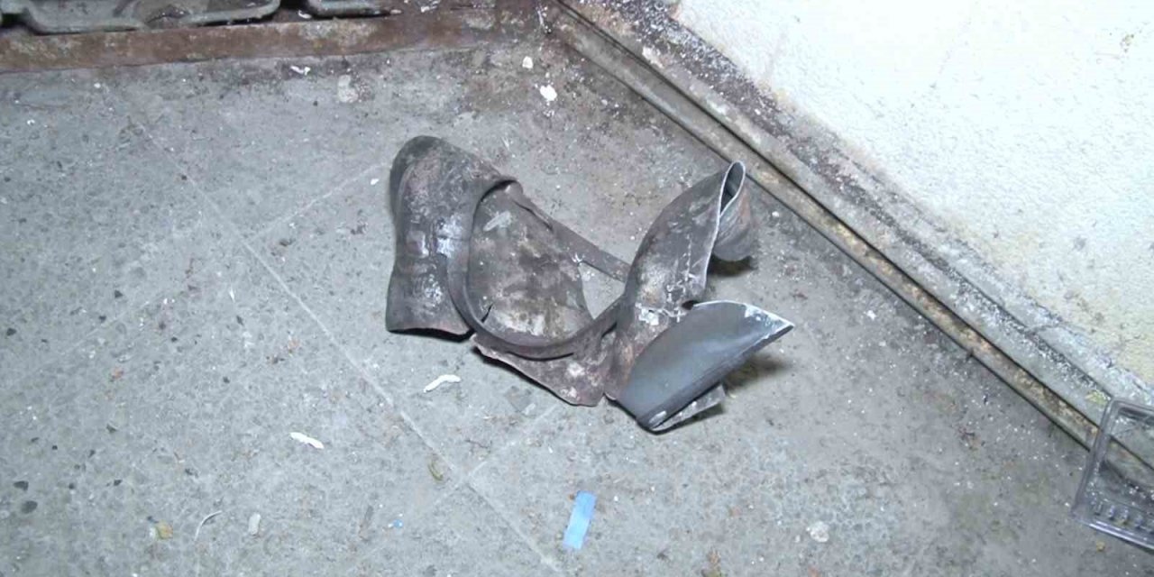 Alev alan tüpü sokağa fırlattı: Patlama anı kamerada