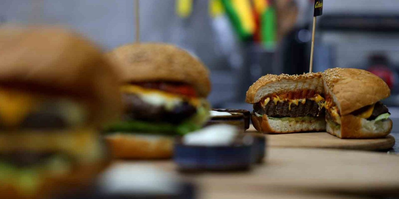 Adanalı kebapçılardan 'Adana Burger': Yok satıyor