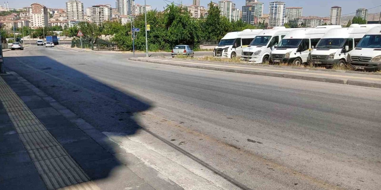 Elinden Düşen Eşyasını Almak İsterken Araba Çarpan Çocuk Yaralandı: Kaza Kamerada