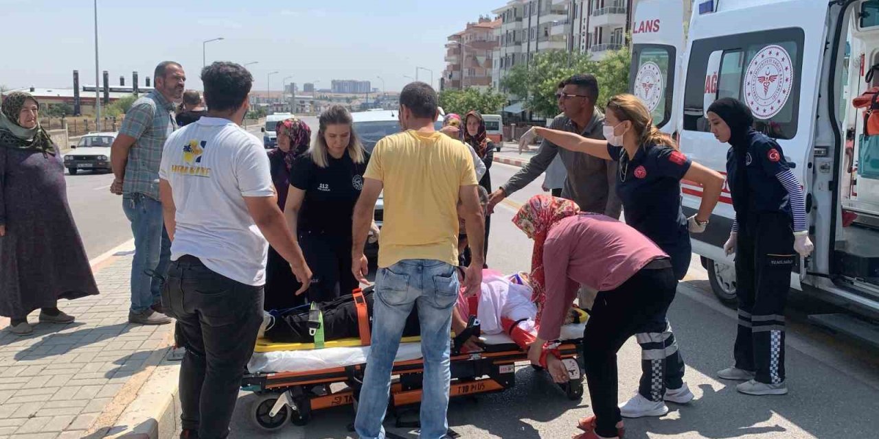 Otomobilin çarptığı kadın savrularak yaralandı