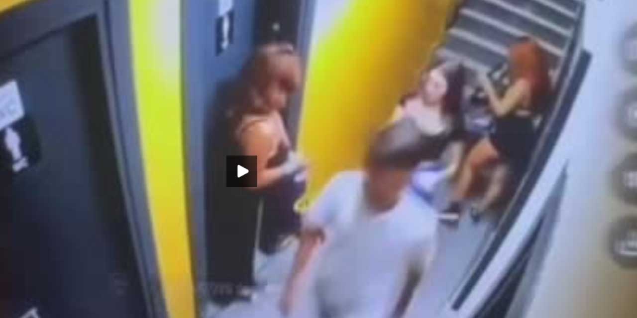 Kafe tuvaletinde unutulan telefonu çaldılar, kameraya yakalandılar