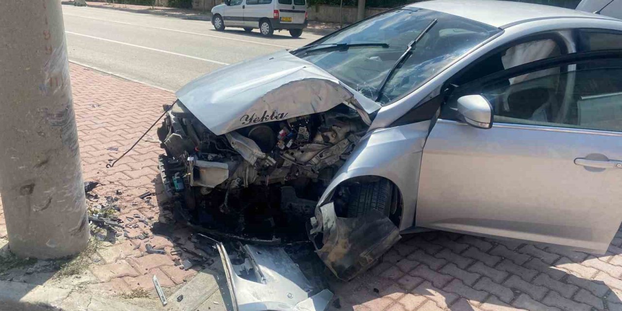 Konya'da Direğe Çarpan Otomobilin Sürücüsü Yaralandı