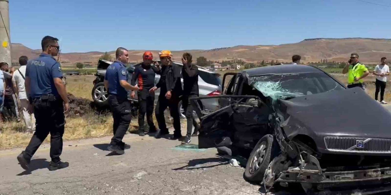 Gurbetçi ailenin bulunduğu cip otomobille kafa kafaya çarpıştı: 1'i ağır 4 yaralı