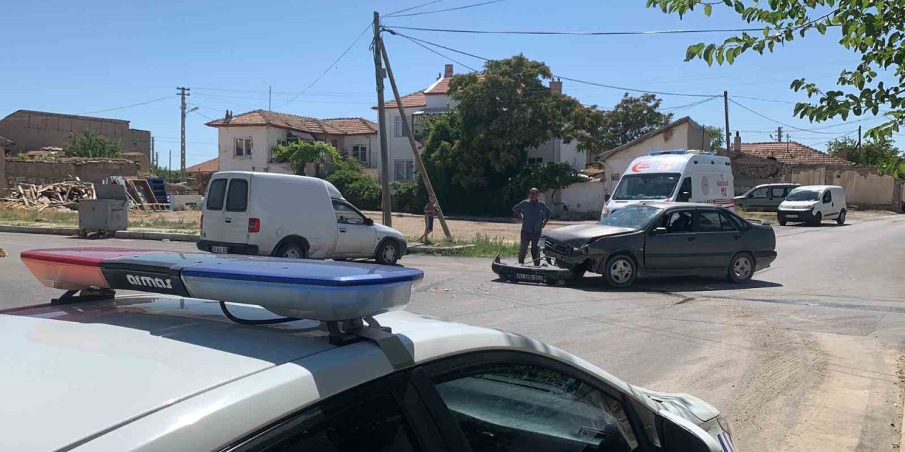 Karaman'da Trafik Kazası: Hafif Ticari Araç ve Otomobil Çarpıştı, 1 Kişi Yaralandı