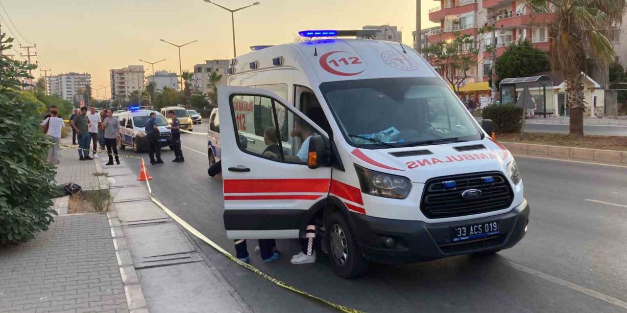 Şüpheli ölüm: Kaldırımda bıçaklanmış halde bulundu