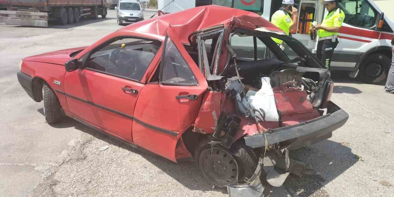 Kulu Makası Kavşağında kaza: Kamyon otomobile çarptı, 2 yaralı