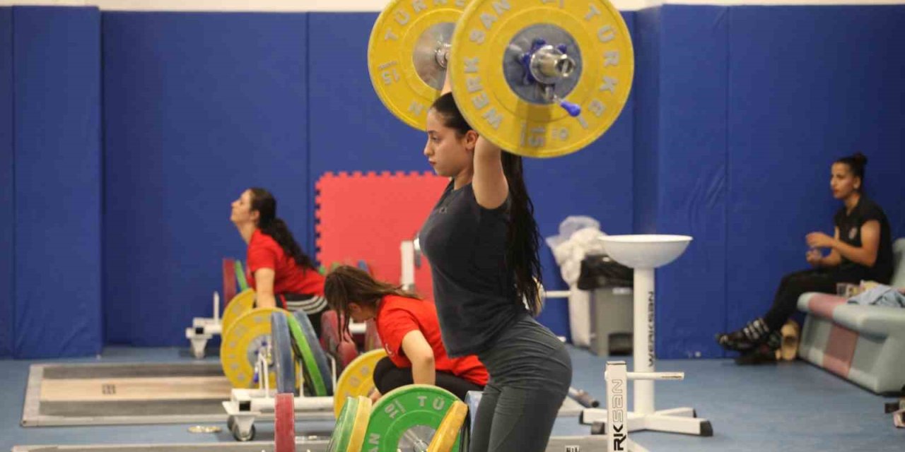 Konya'da Gençler ve 23 Yaş Altı Kadın Halter Milli Takımı Olimpiyatlara Hazırlanıyor
