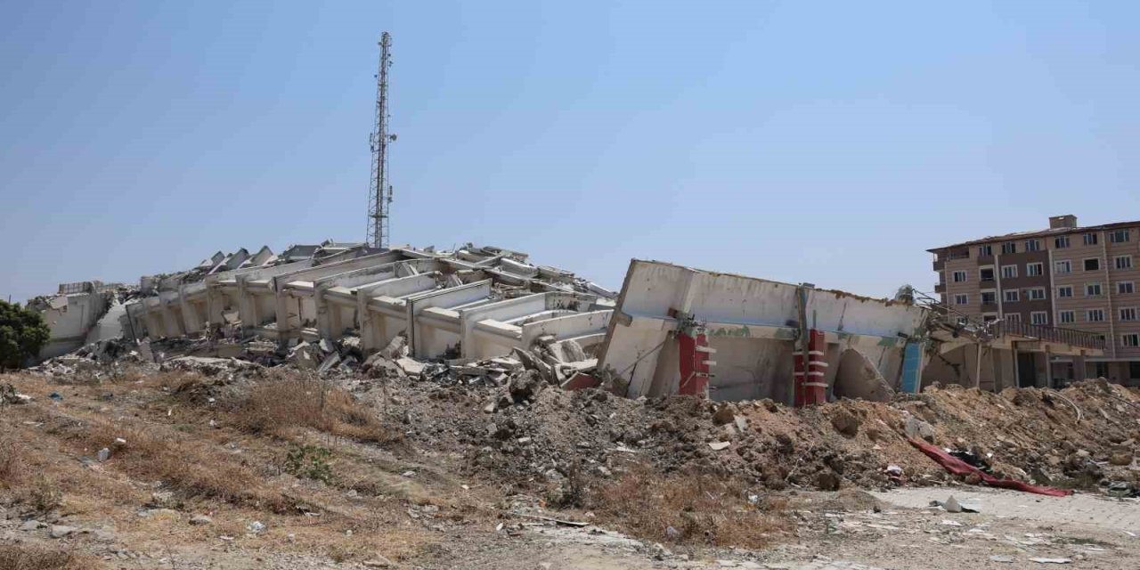 Depremde ağır hasar alan 16 katlı bina böyle yerle bir oldu