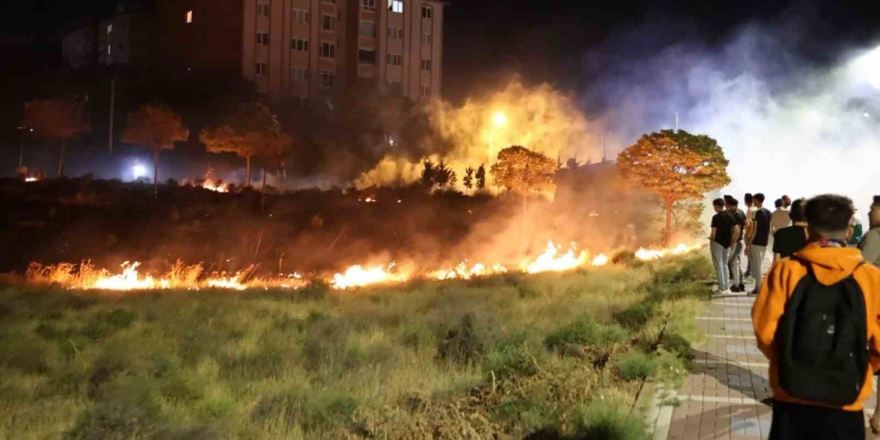 Aksaray’da geceyi aydınlatan alevler TOKİ konutlarında paniğe yol açtı