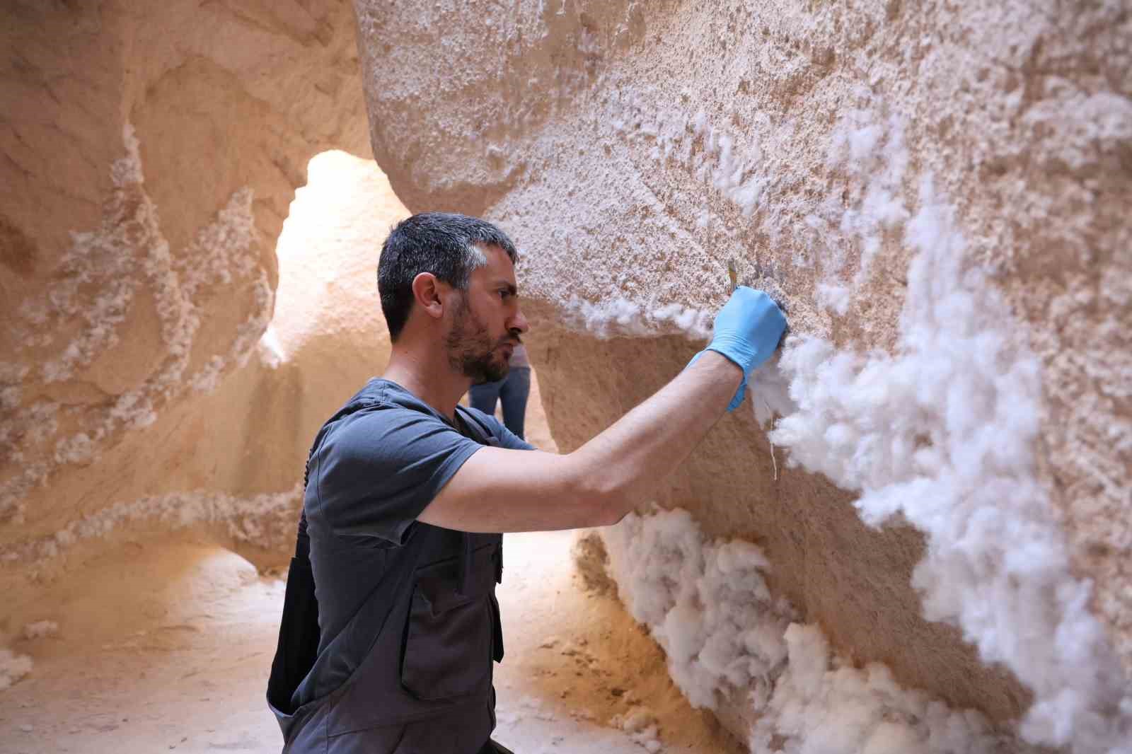 Reklam çekeceklerdi, haber oldular: Peribacasına yapıştırılan pamuklar temizleniyor