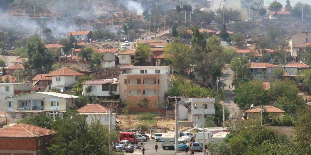 Orman Yangını Yerleşim Yerlerine Sıçradı: Evler Kül Oldu