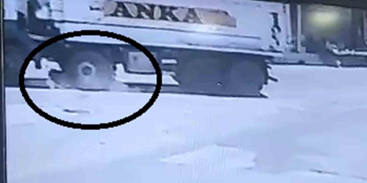 Motosiklet Sürücüsü Hafriyat Kamyonunun Altında Kaldı: O Anlar Kamerada